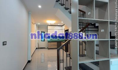 5,2 tỷ nhà 5 tầng, đường oto, ngay cầu Nhật Tân